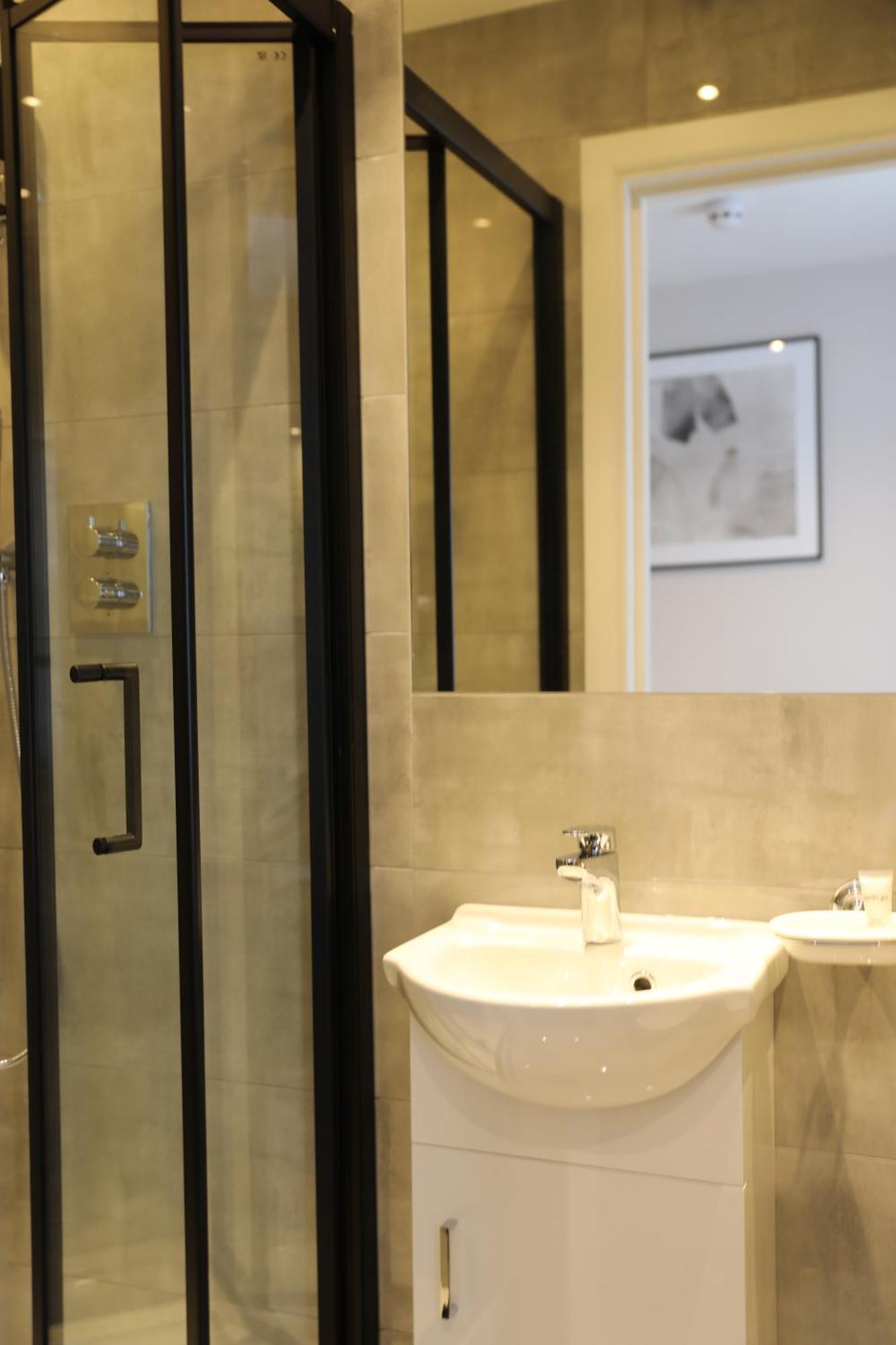 Reem Hotel Лондон Екстериор снимка