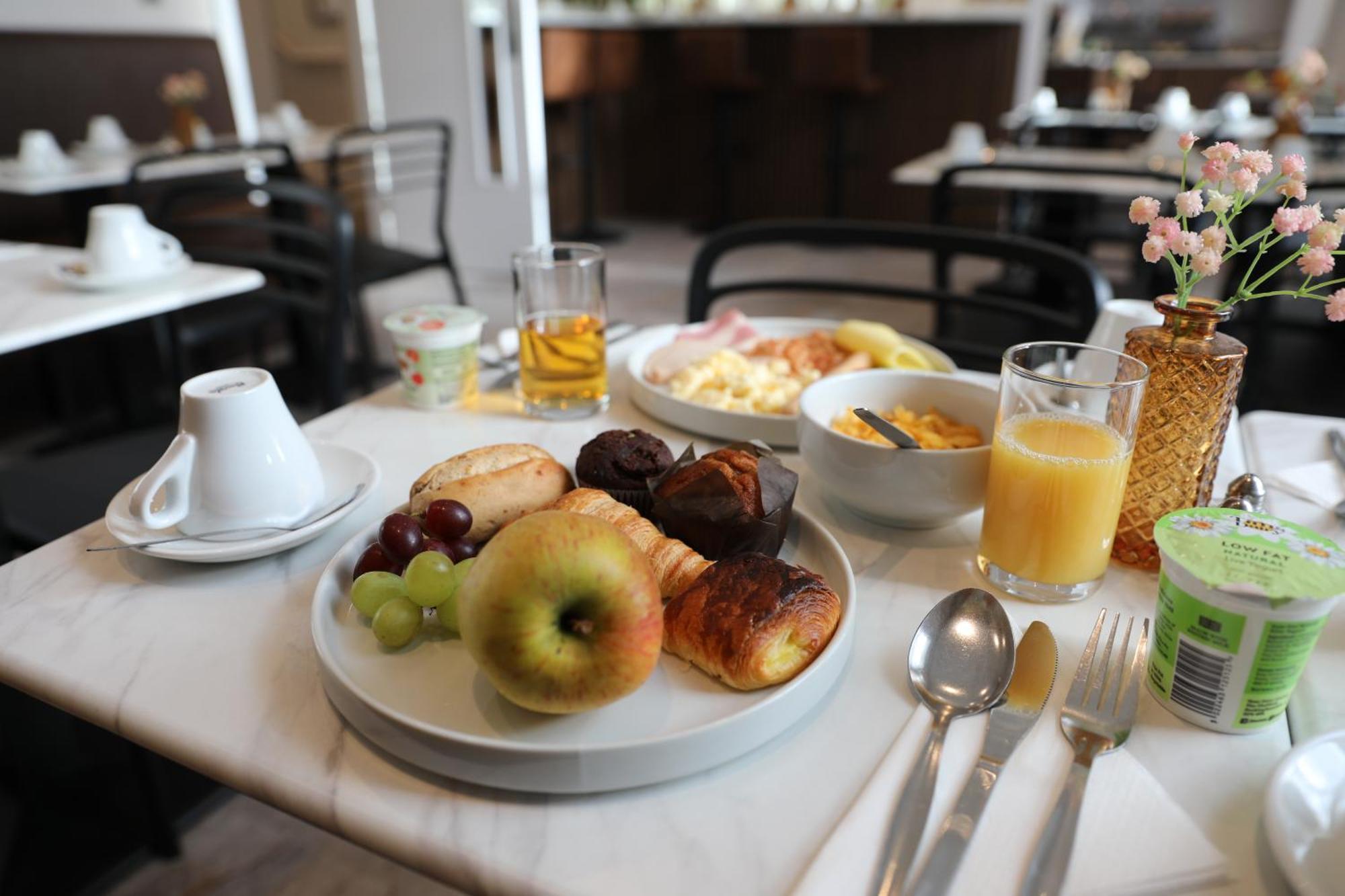 Reem Hotel Лондон Екстериор снимка