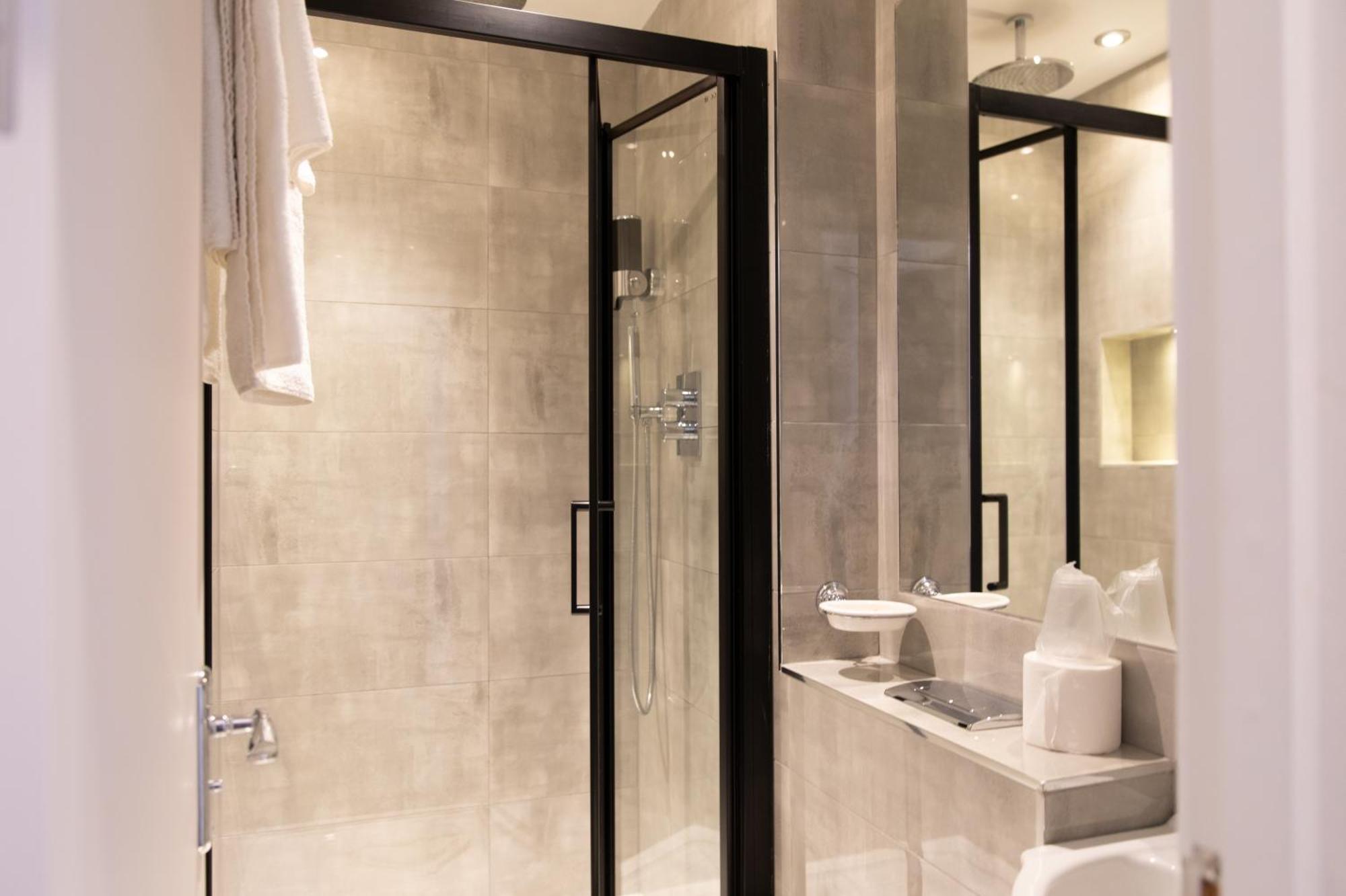 Reem Hotel Лондон Екстериор снимка