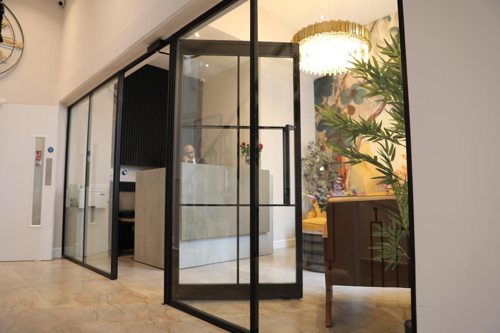 Reem Hotel Лондон Екстериор снимка